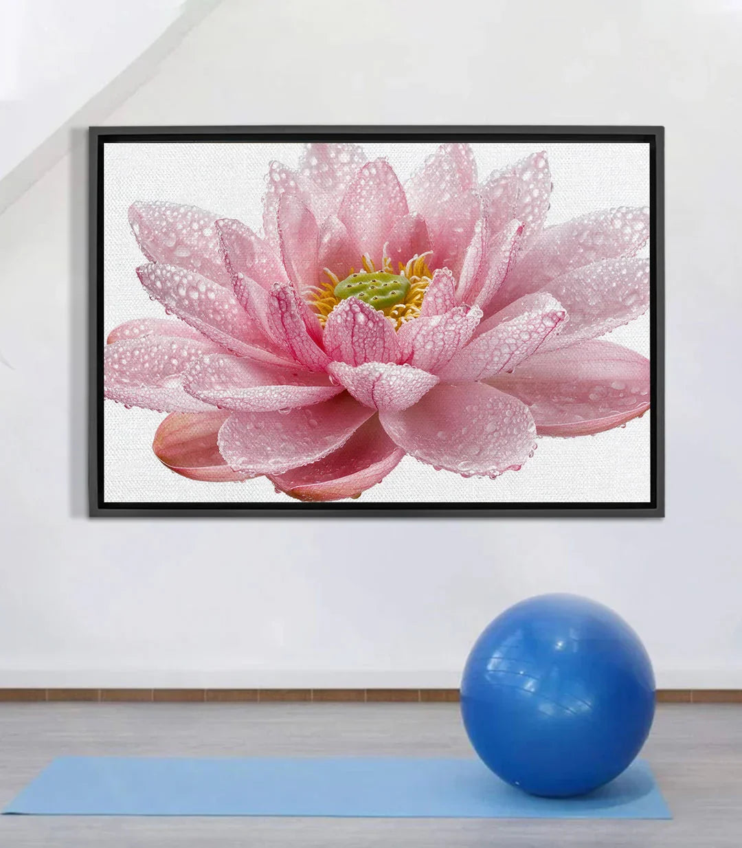 Cuadro fotográfico flor de loto rosa con gotas de rocío y centro amarillo — Massinart