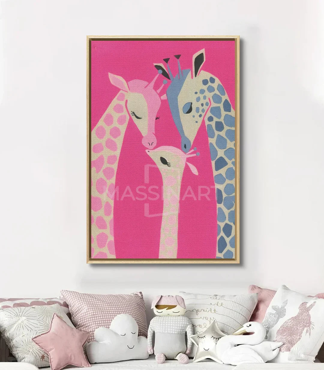 Cuadro Little Giraffe Massinart sobre sofá blanco, decoración salón en tonos rosas