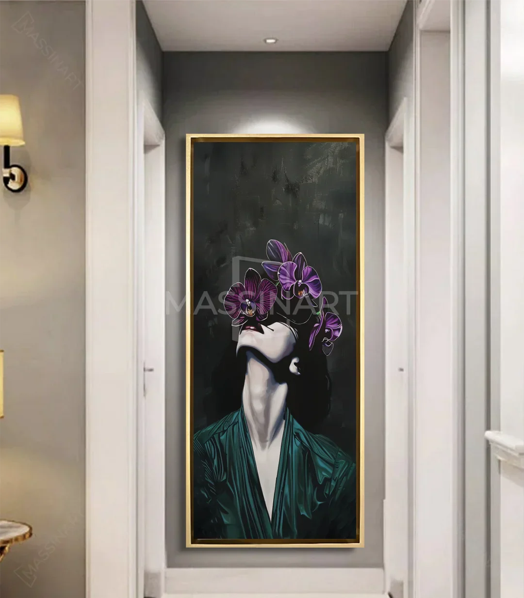 Cuadro vertical mujer con flores en pasillo — decoración de interiores contemporánea | Massinart