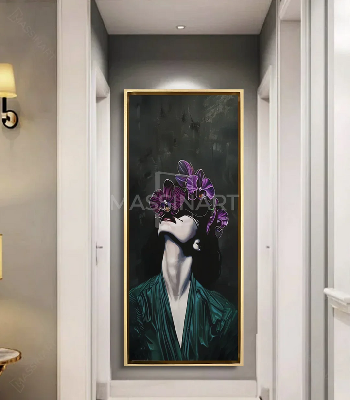 Cuadro vertical mujer con flores en pasillo — decoración de interiores contemporánea | Massinart