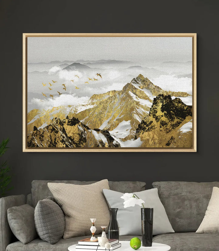 Decoración interior en tonos grises y dorados con Golden Mountain Landscape — Massinart