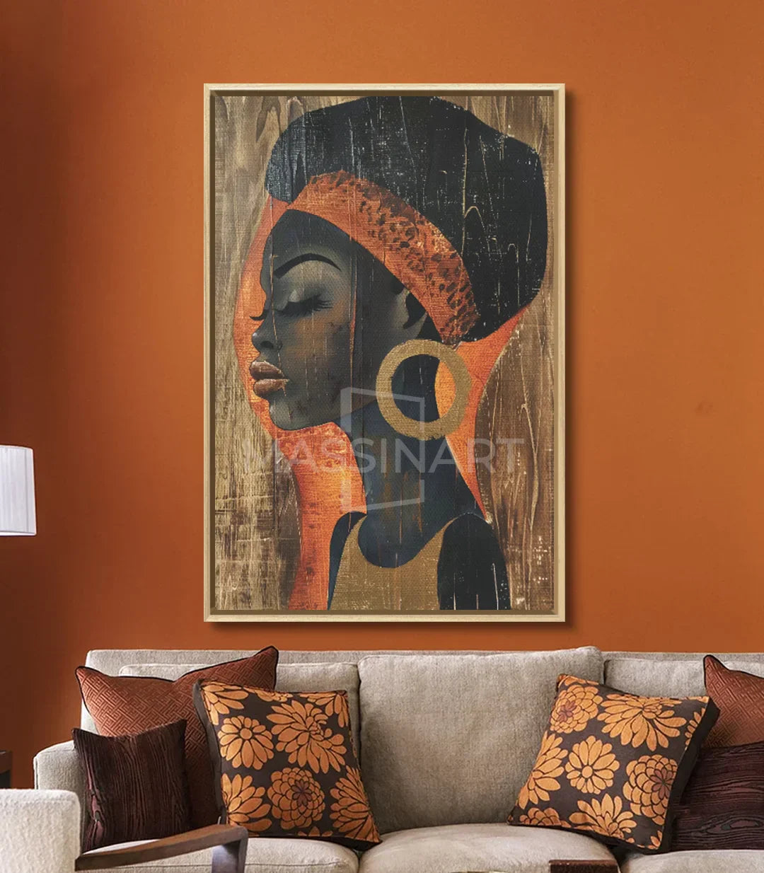 Decoración interior sofá beige cuadro retrato mujer Massinart