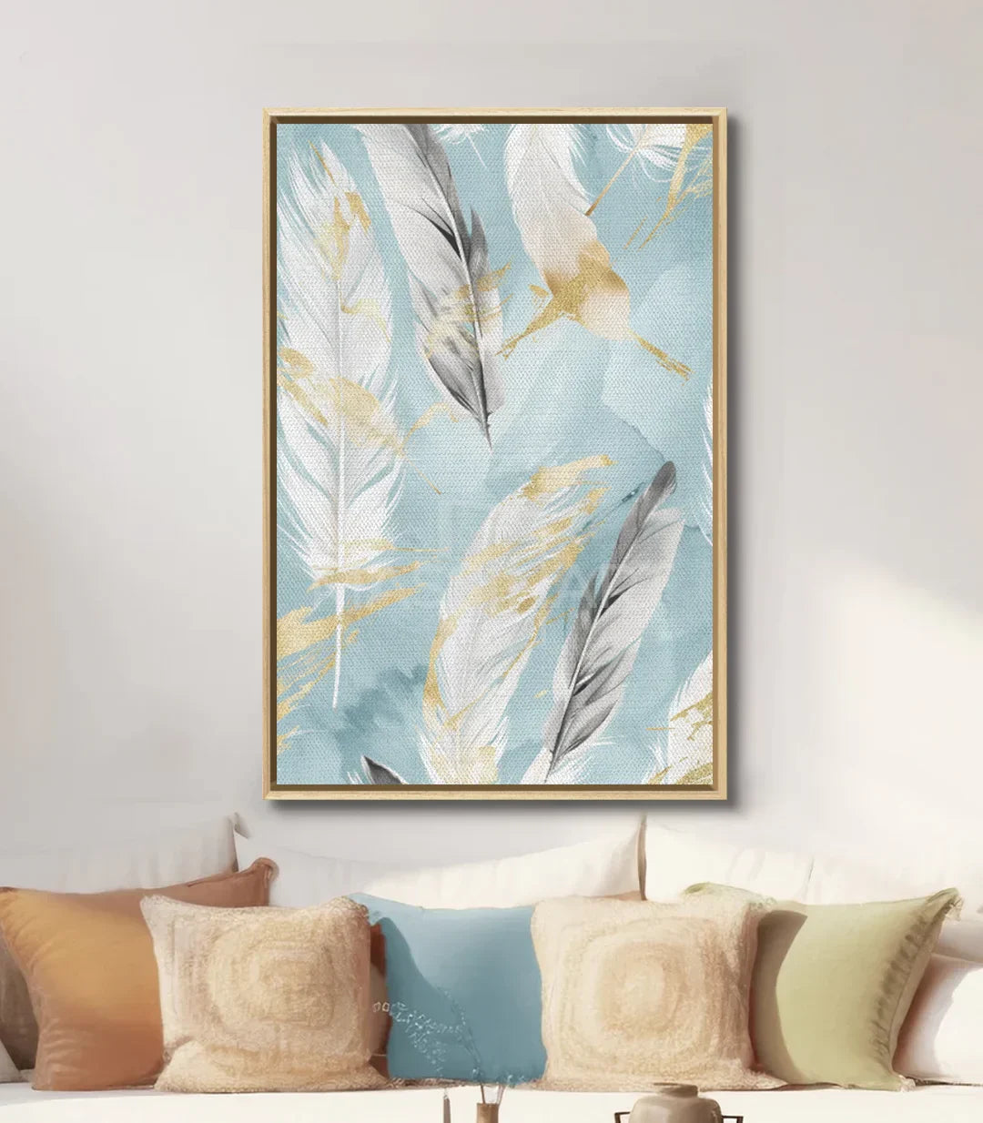 Cuadro Softness plumas doradas detalle decoración interior con cojín azul Massinart