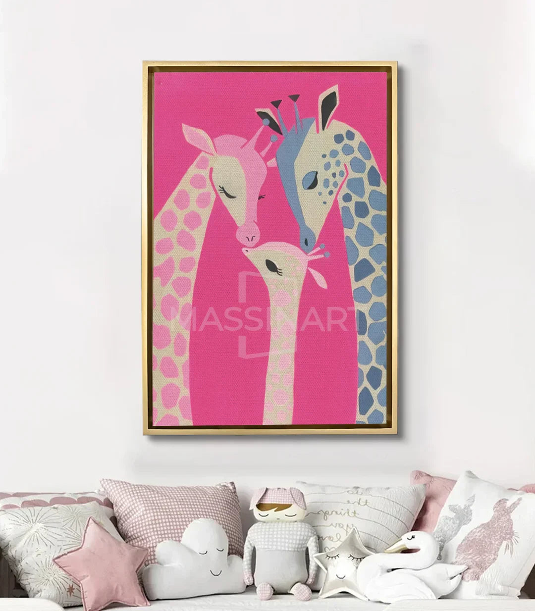 Little Giraffe Massinart en dormitorio infantil con marco negro, decoración mural