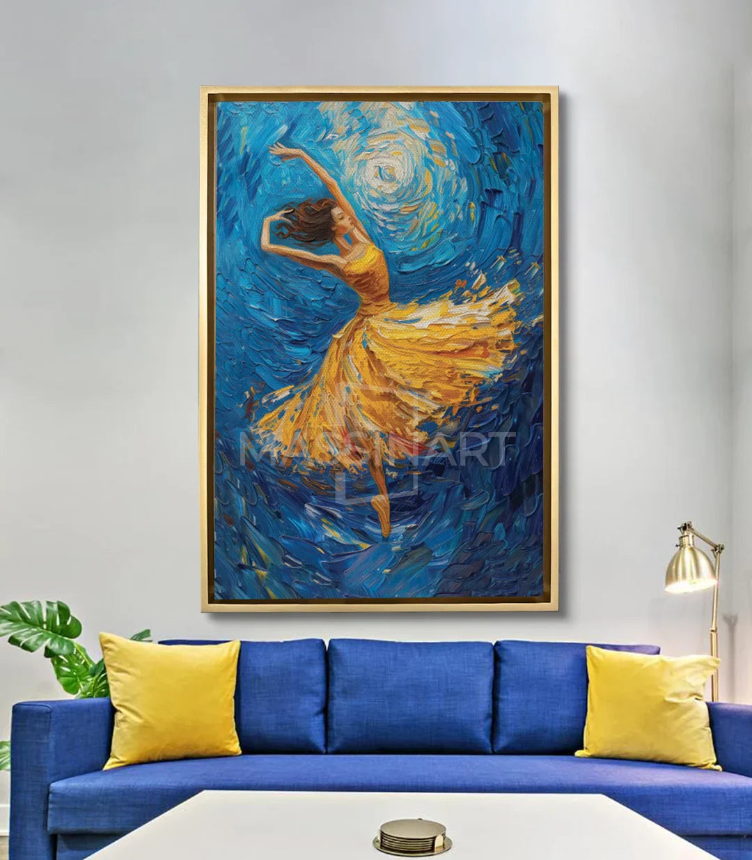 Cuadro de danza en salón moderno, arte mural azul sobre sofá — Massinart