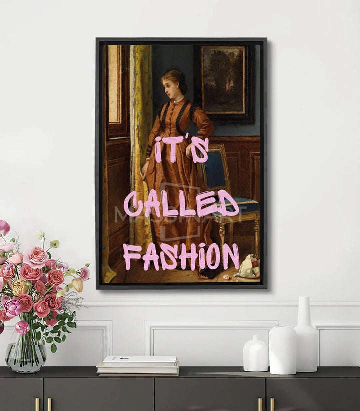 Cuadro de mujer elegante estilo pop-art vintage con texto 'It's Called Fashion' en tonos rosa y marrón, Massinart