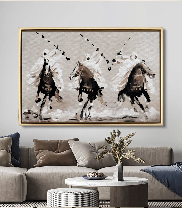 Cuadro Tbourida Echo sobre sofá beige en salón moderno — decoración de pared con arte ecuestre marroquí, Massinart