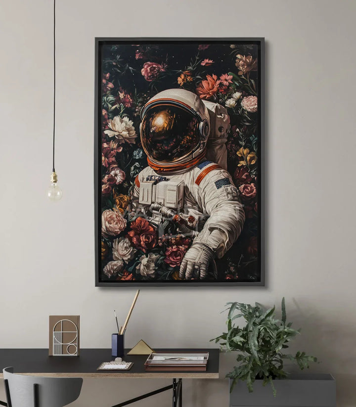 Cuadro astronauta jardín floral — cosmonauta con casco dorado entre rosas y flores, fondo negro, Massinart