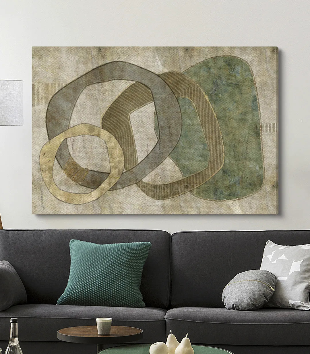 Cuadro Boho Oasis decoración interior sobre sofá gris tonos neutros Massinart