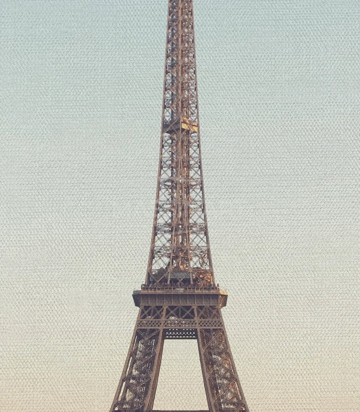 Cuadro Torre Eiffel con marco negro en salón moderno Massinart