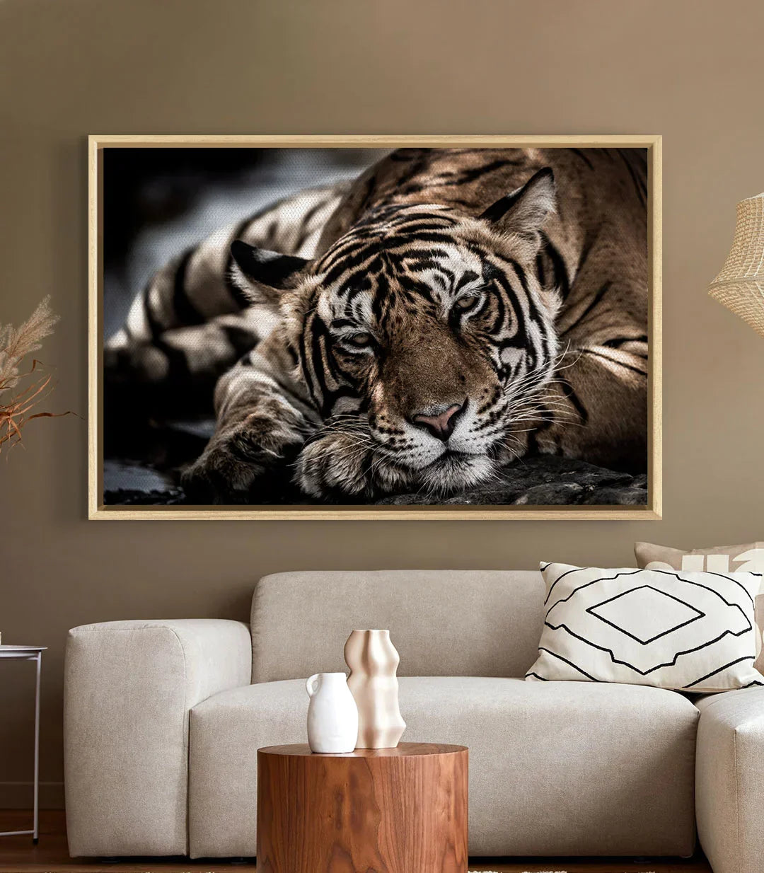 Cuadro Tiger's Respite en decoración interior salón beige — fotografía artística tigre, Massinart