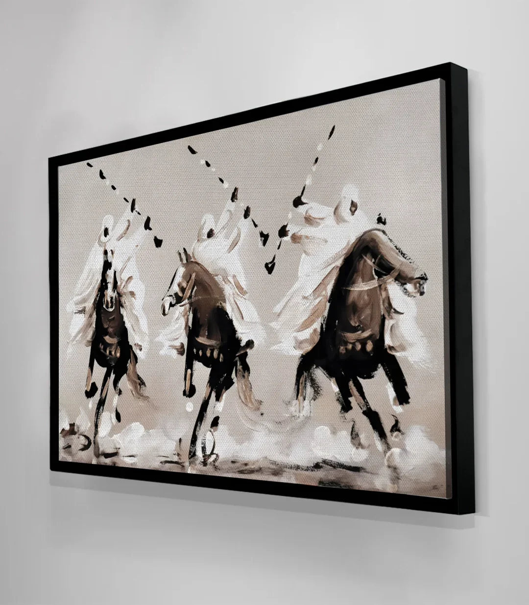 Ambiente de salón con diseño cuidado y cuadro Tbourida Echo de caballos marroquíes, Massinart