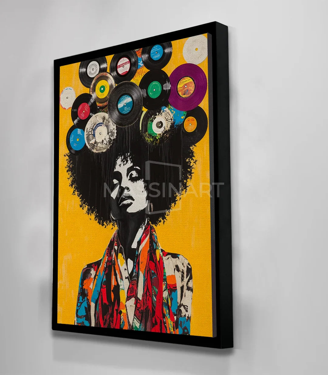 Cuadro Melody and Soul Massinart — vista completa retrato mujer con vinilos, fondo amarillo mostaza