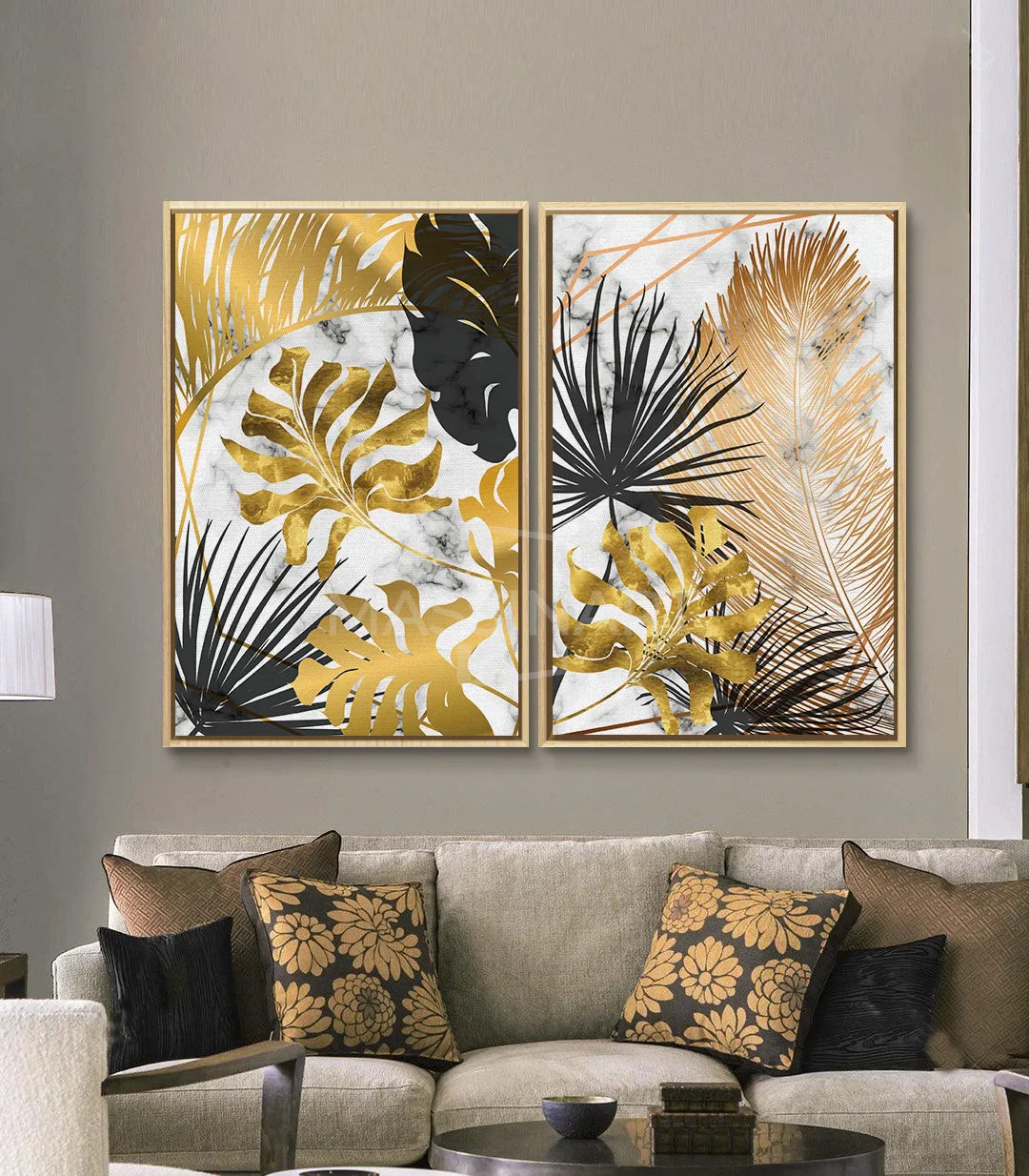 Decoración salón moderno - díptico tropical dorado y negro sobre sofá beis, Massinart