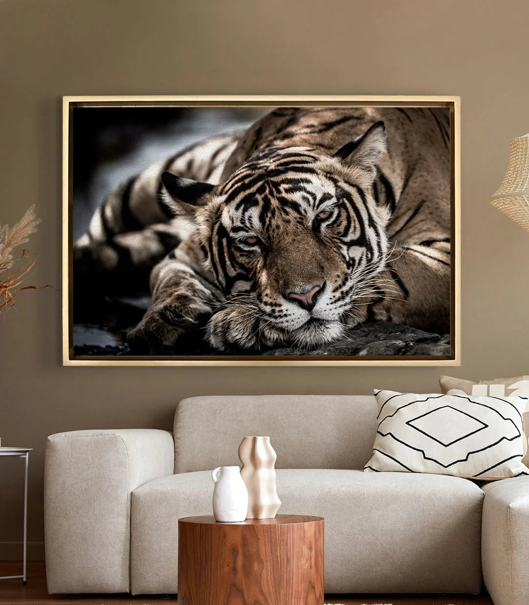 Cuadro Tiger's Respite en ambientación salón moderno — arte mural fauna salvaje, Massinart
