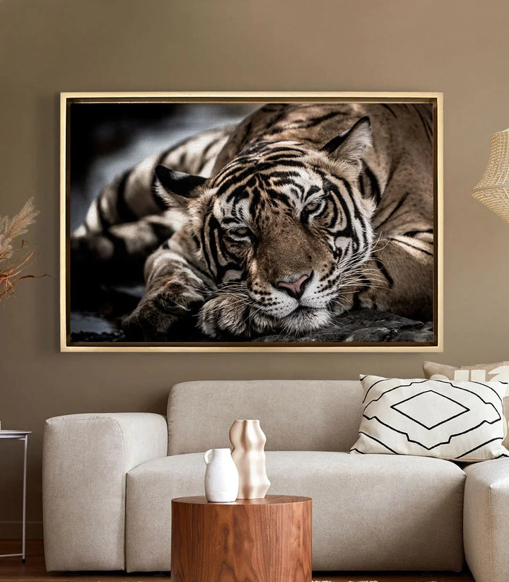 Cuadro Tiger's Respite en ambientación salón moderno — arte mural fauna salvaje, Massinart