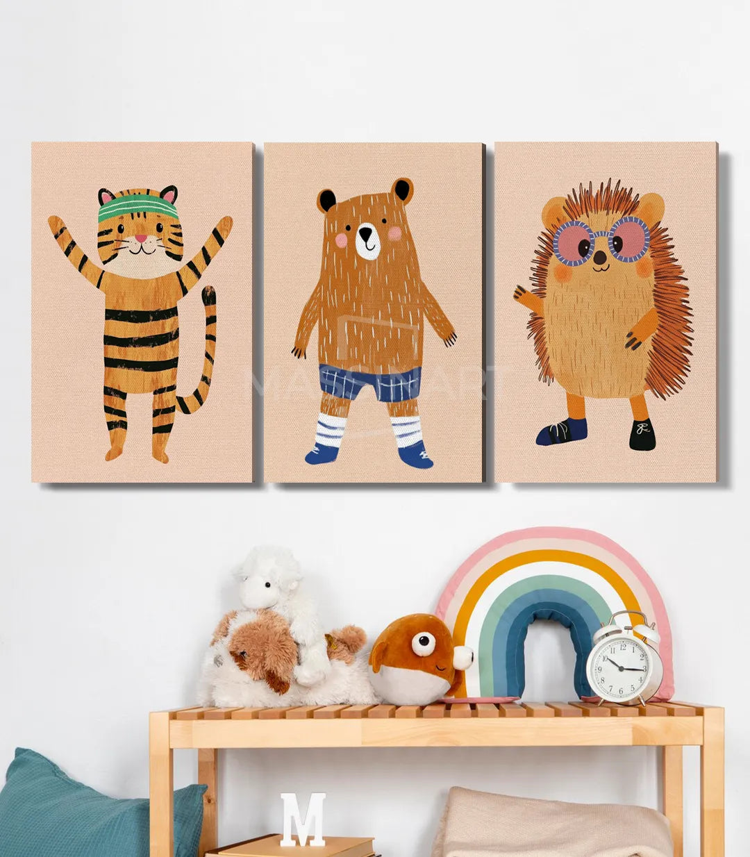 Ambientación habitación infantil — tríptico Happy Pals en pared blanca con estantería decorativa Massinart