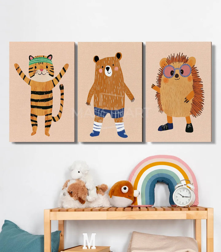 Ambientación habitación infantil — tríptico Happy Pals en pared blanca con estantería decorativa Massinart