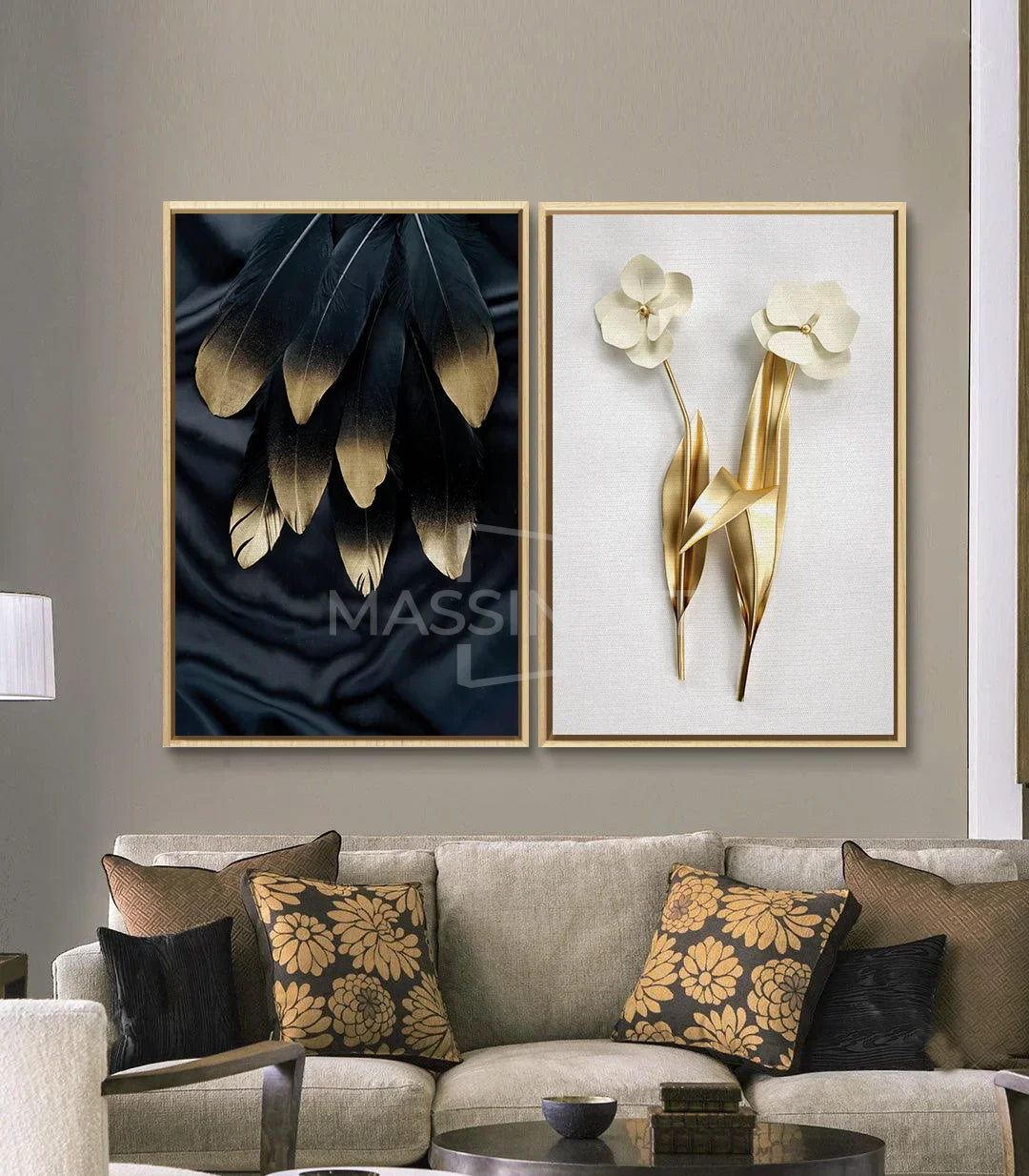 Díptico Plumas Doradas en salón — cuadros sobre sofá beis con cojines dorados, decoración moderna, Massinart