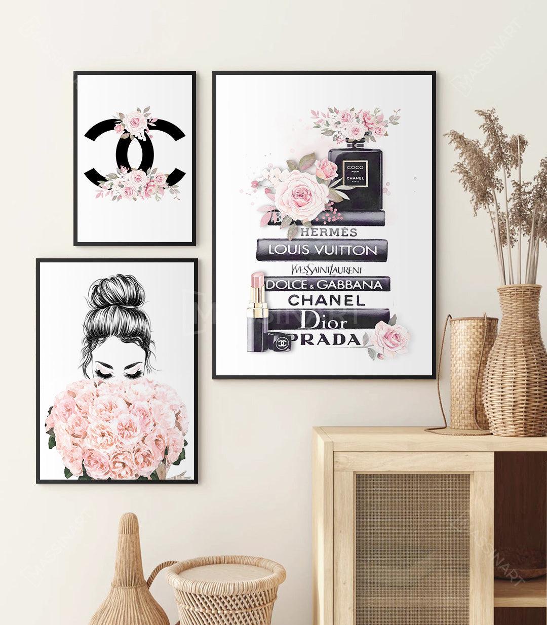 Cuadro Fashion Luxury tríptico — logo Chanel con rosas, mujer con moño y flores rosas, pila de libros de marcas de lujo — decoración dormitorio elegante