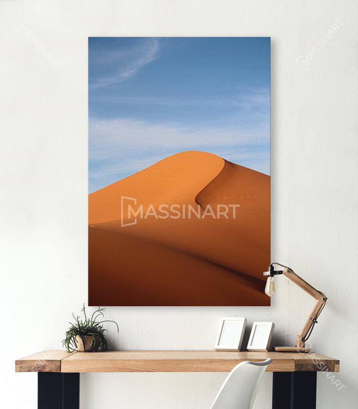 Cuadro desierto marroquí con duna ocre y cielo azul, estilo minimalista — Massinart
