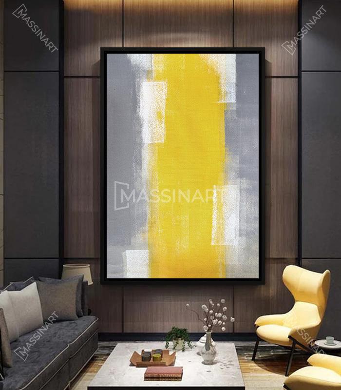 Cuadro abstracto amarillo y gris enmarcado en dorado en salón moderno — Massinart