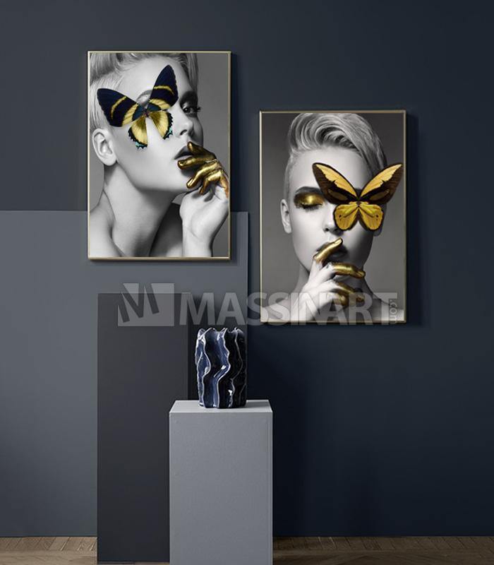 Cuadro retrato mujer dorado Massinart — rostro en blanco y negro con mariposa dorada sobre los ojos