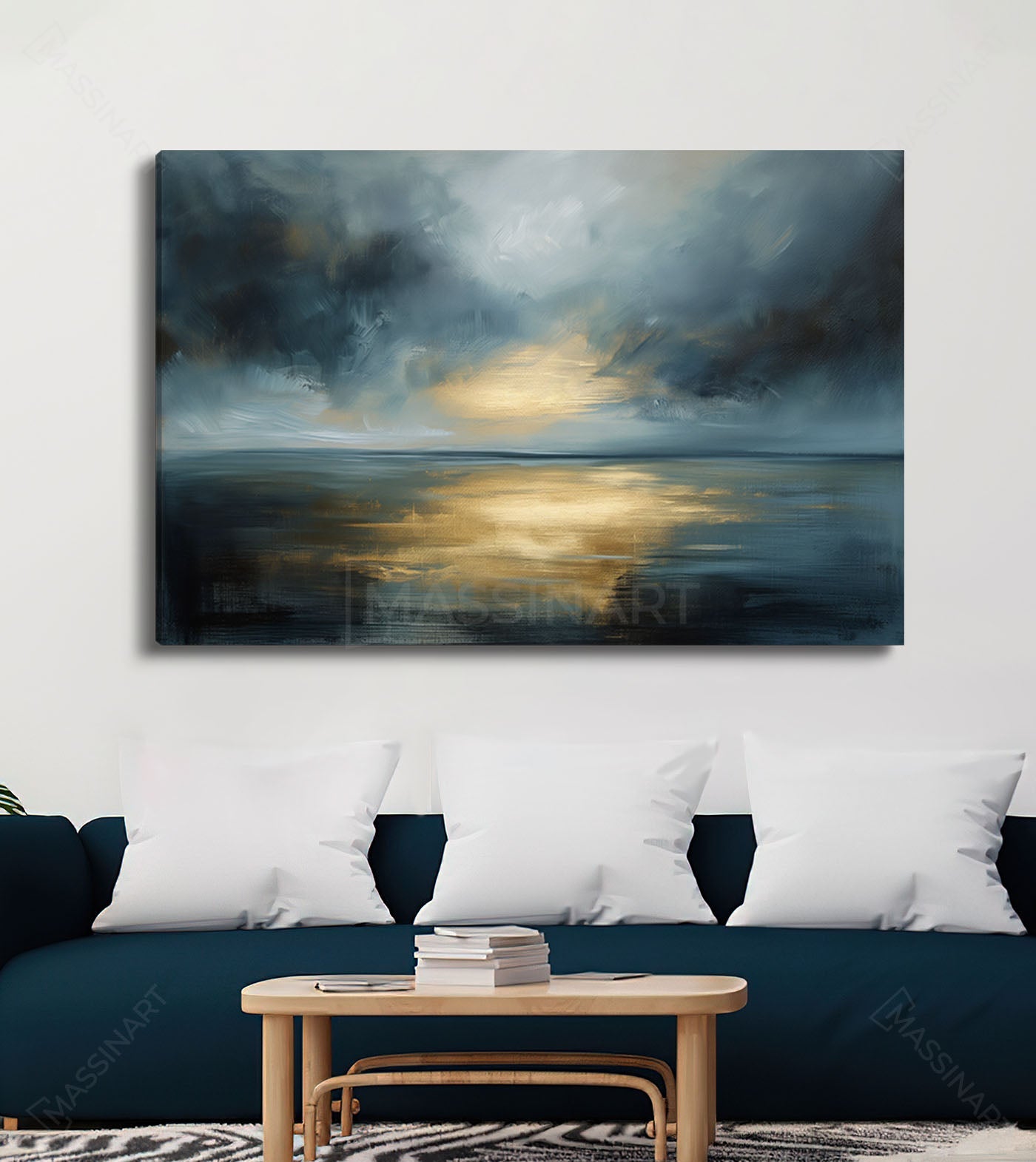 Decoración interior con Seaside sobre sofá azul, cuadro marino horizontal, Massinart