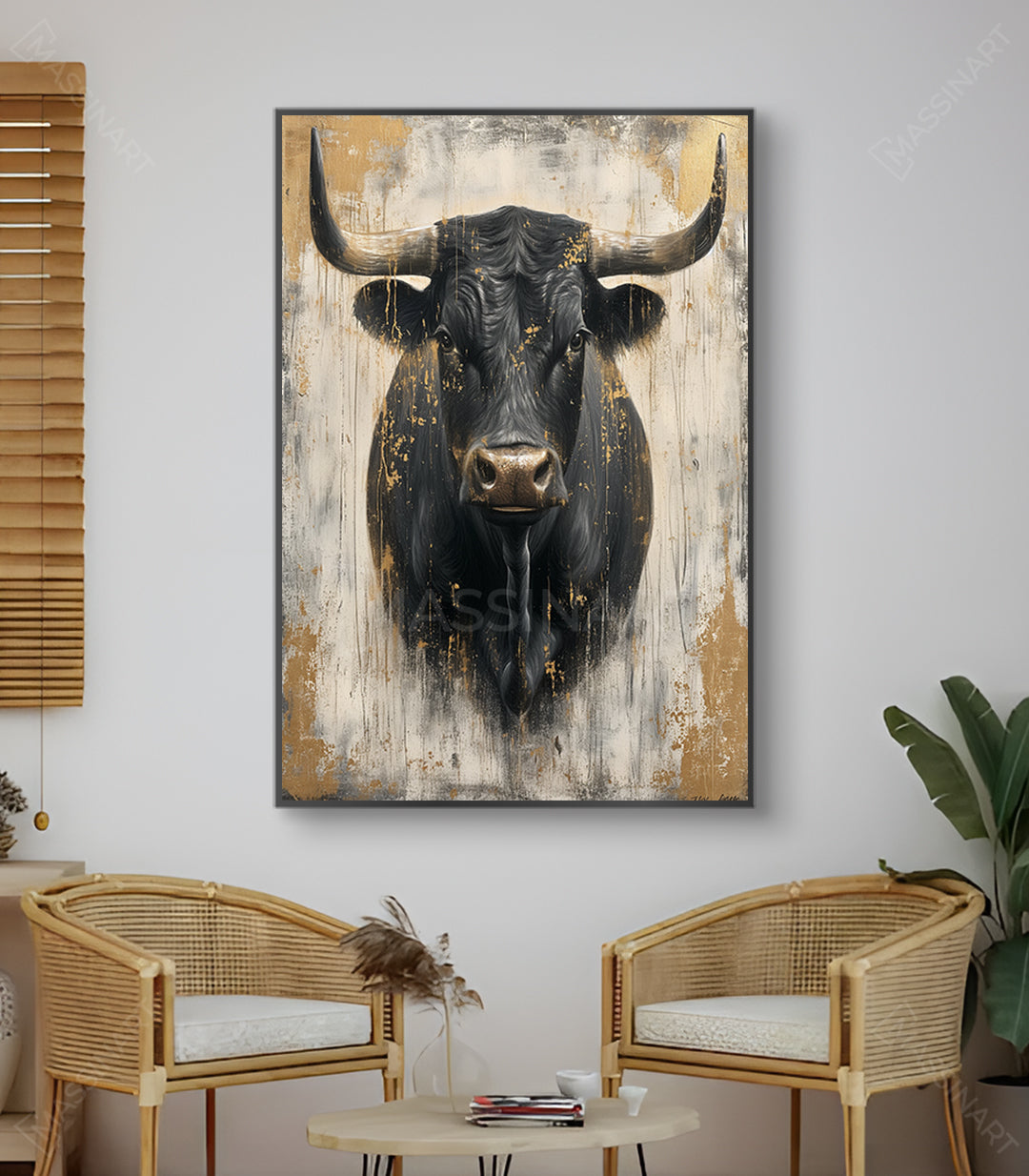 Cuadro Fuerza — toro negro con cuernos largos sobre fondo blanco roto y dorado, estilo contemporáneo — Massinart