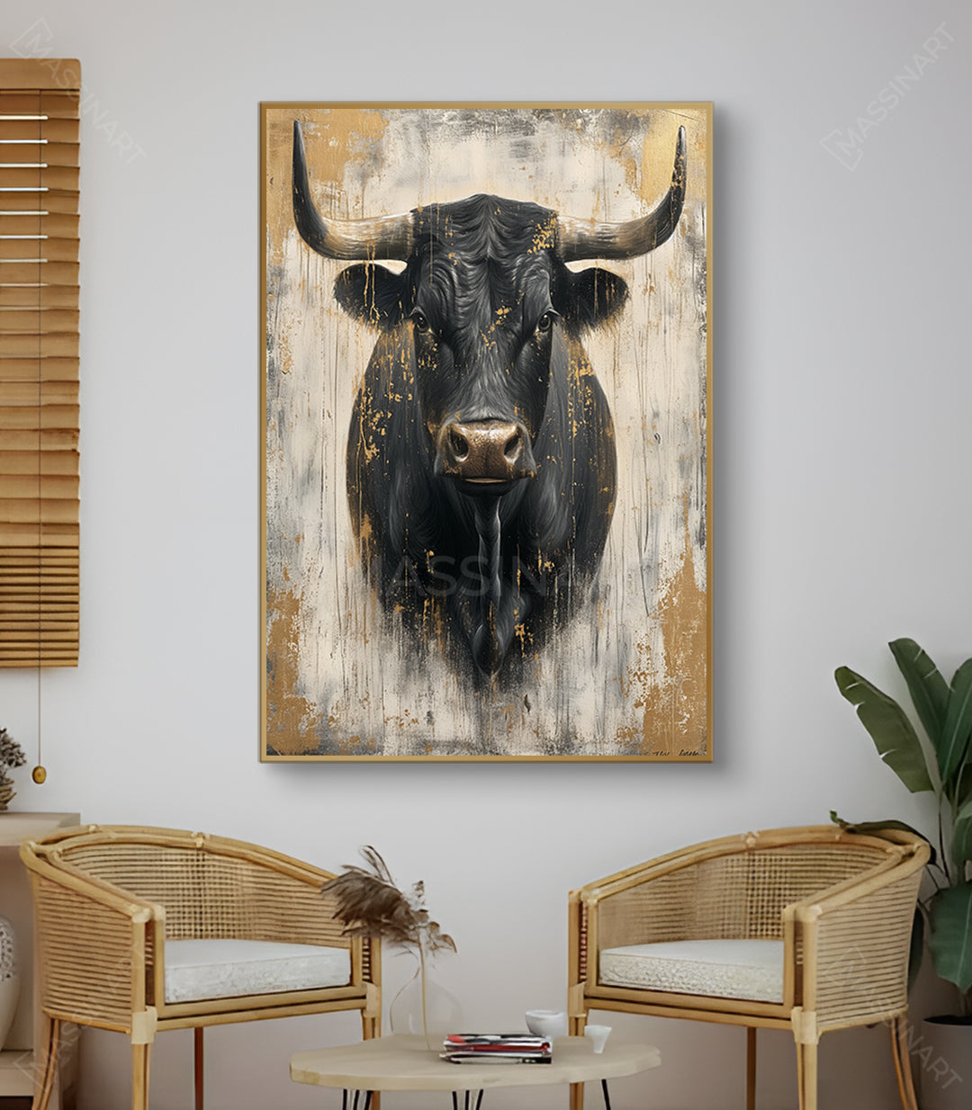 Ambientación en salón moderno con cuadro de toro negro y dorado Fuerza — Massinart