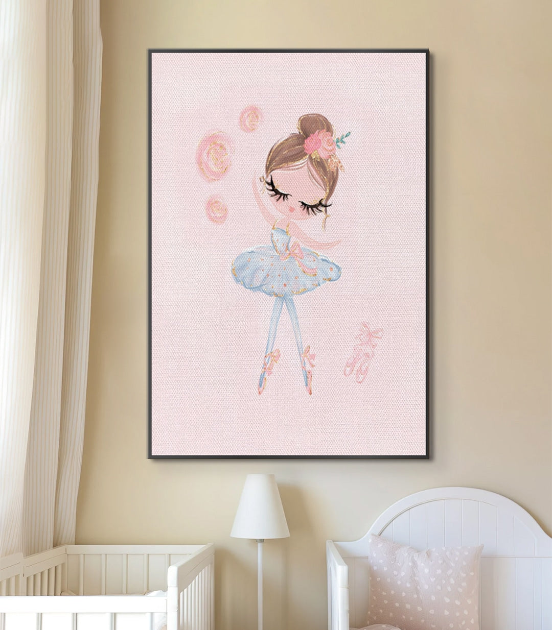 Cuadro Little Princess — bailarina en tutú con flores rosas sobre fondo rosa pastel, estilo acuarela minimalista