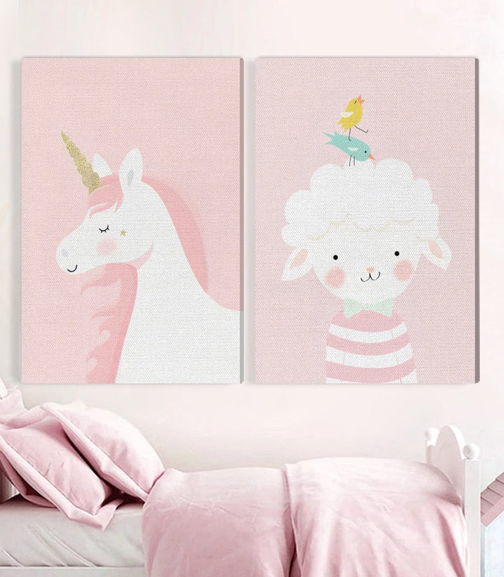Díptico Cute Animals en pared de salón con tonos pastel y estilo nórdico