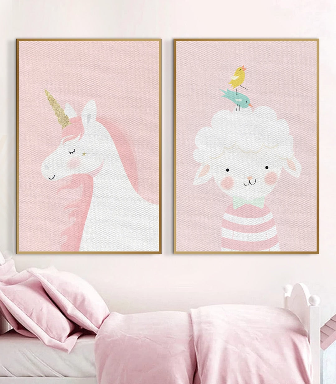 Díptico Cute Animals en habitación infantil decorada en rosa, estilo minimalista