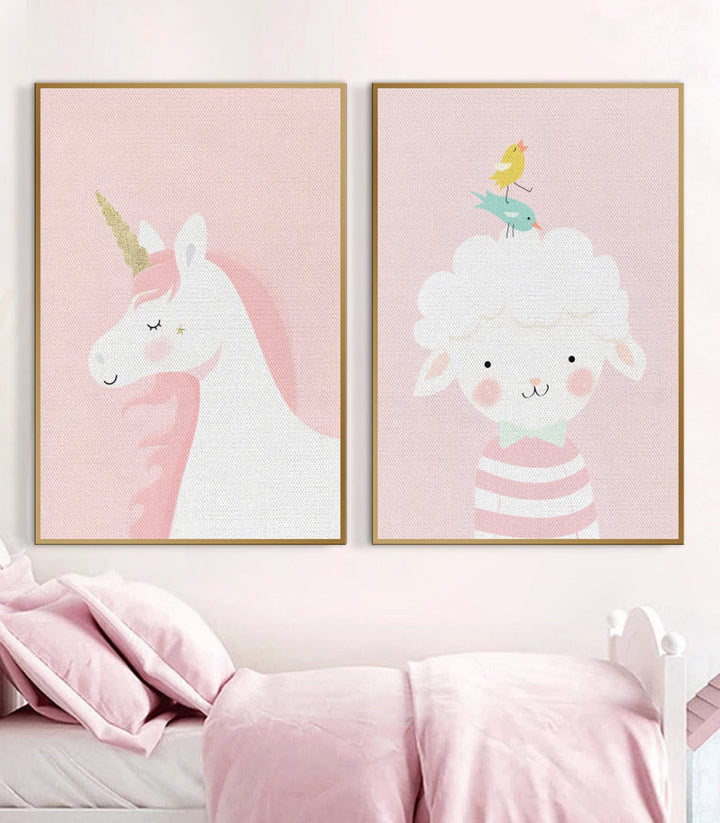 Díptico Cute Animals en habitación infantil decorada en rosa, estilo minimalista