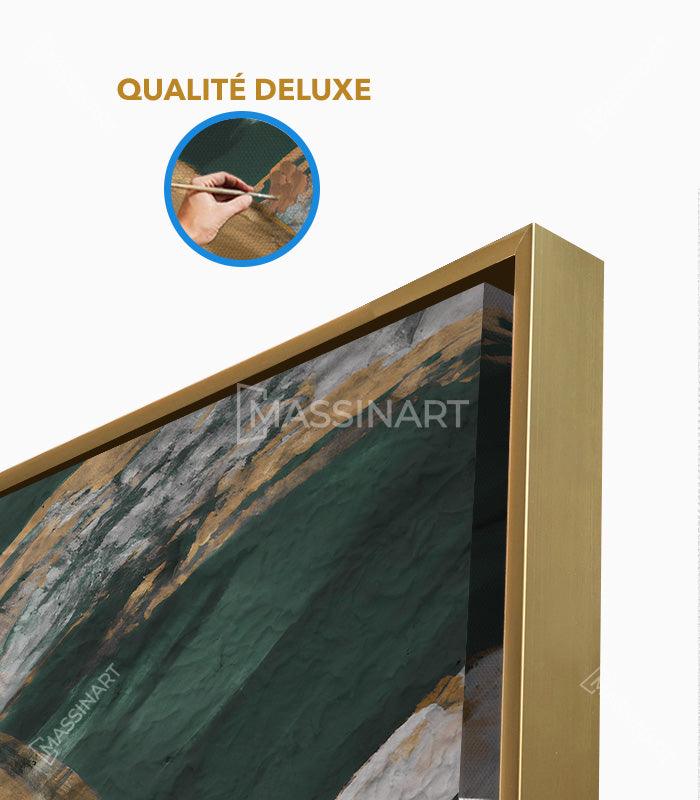 Cuadro Charisma en ambiente de salón moderno con marco dorado, arte decorativo Massinart