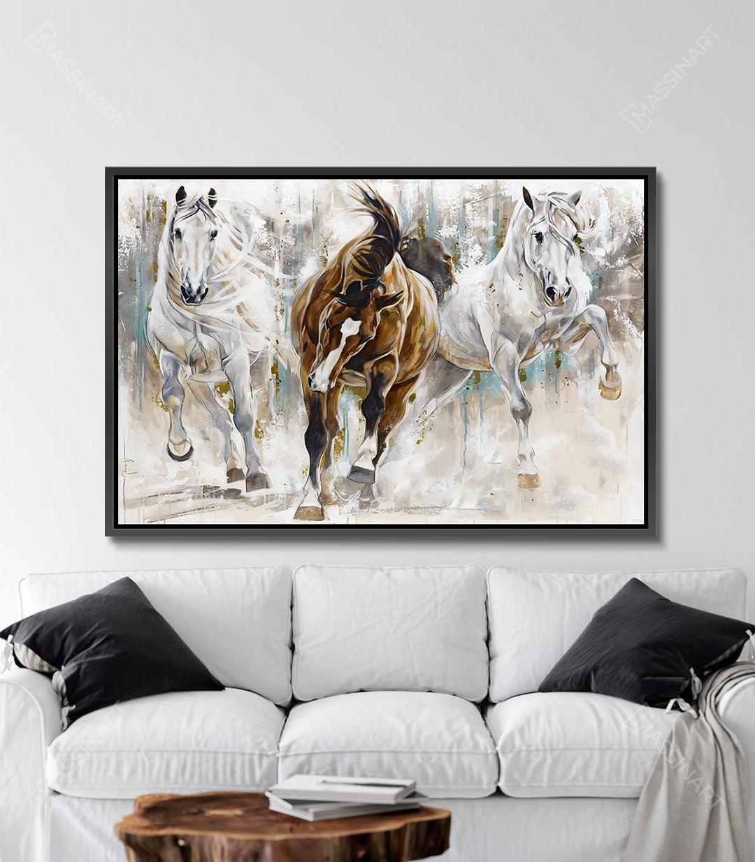 Cuadro Courage sobre sofá en salón moderno — arte ecuestre horizontal como punto focal decorativo — Massinart