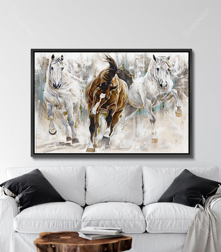 Cuadro Courage sobre sofá en salón moderno — arte ecuestre horizontal como punto focal decorativo — Massinart