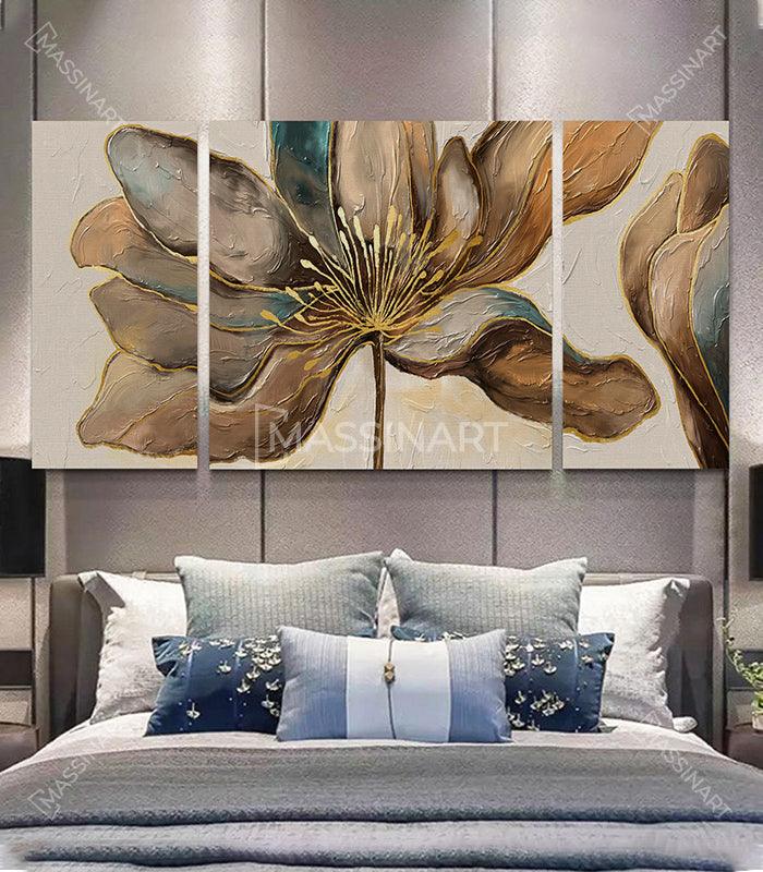 Tríptico Leafy Flower en salón moderno: cuadros de flores abstractas con hojas doradas sobre sofá