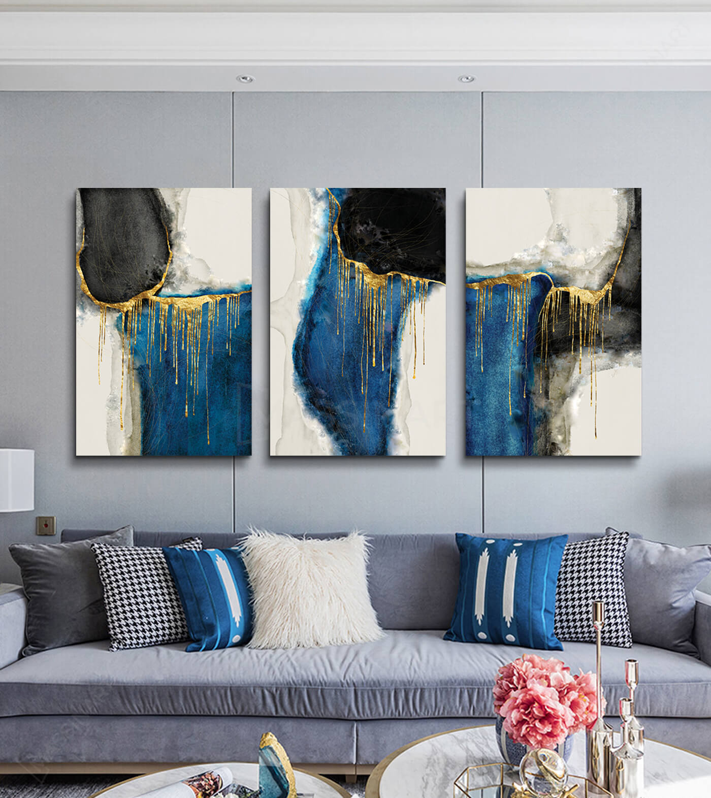 Decoración salón moderno — tríptico abstracto azul y dorado colgado sobre sofá beige