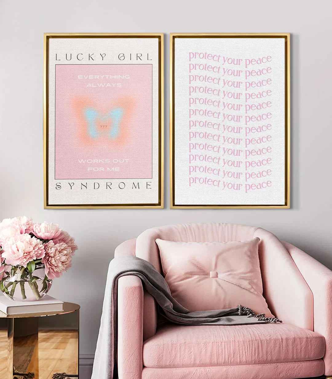 Ambientación salón moderno: díptico Lucky Glow con marco negro sobre sillón rosa — Massinart