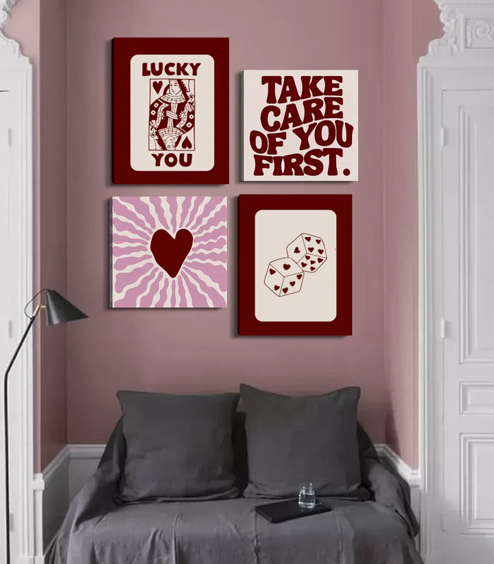 Cuadro Lucky You Massinart — naipe sobre fondo burdeos y crema, estilo tipográfico moderno