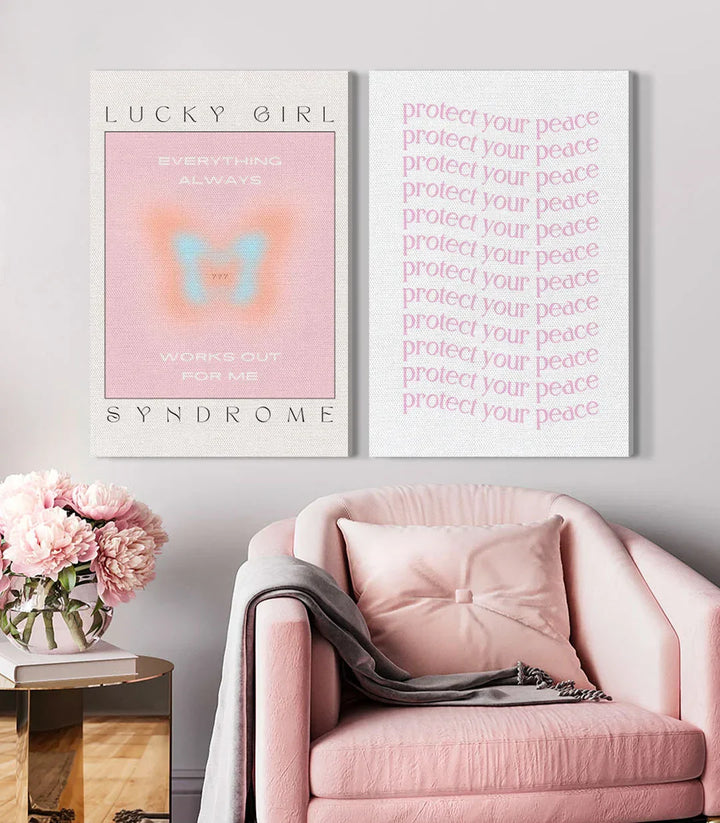 Panel derecho Lucky Glow: repetición tipográfica rosa empolvado sobre fondo blanco — Massinart