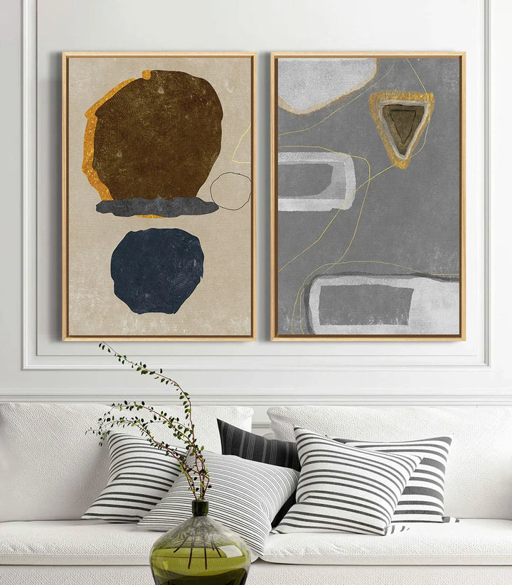 Ambientación salón moderno con díptico Quarry de Massinart — composición abstracta en gris y dorado