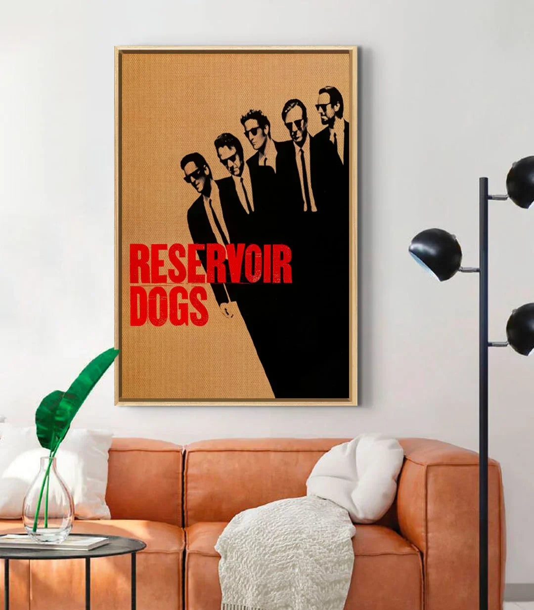 Ambientación salón con póster Reservoir Dogs Massinart — marco negro sobre pared blanca y sofá de cuero