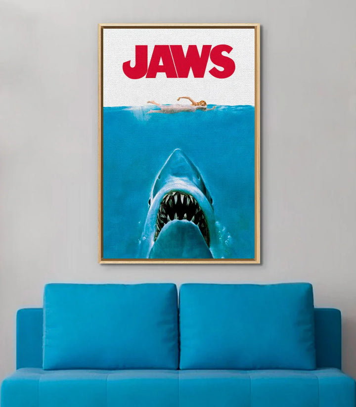 Decoración interior con lámina Jaws de Massinart en pared blanca