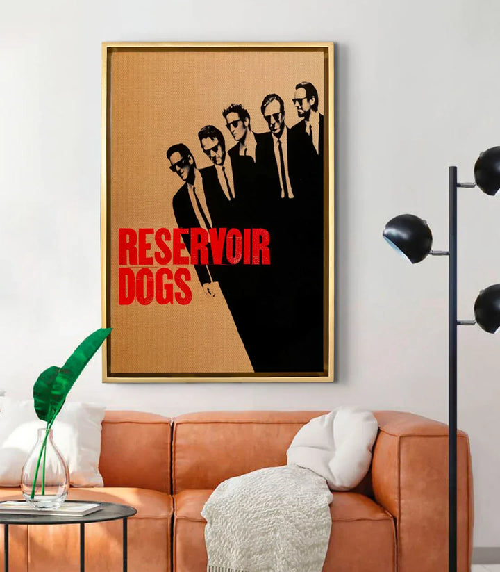 Ambientación salón moderno con póster Reservoir Dogs Massinart — decoración mural de diseño