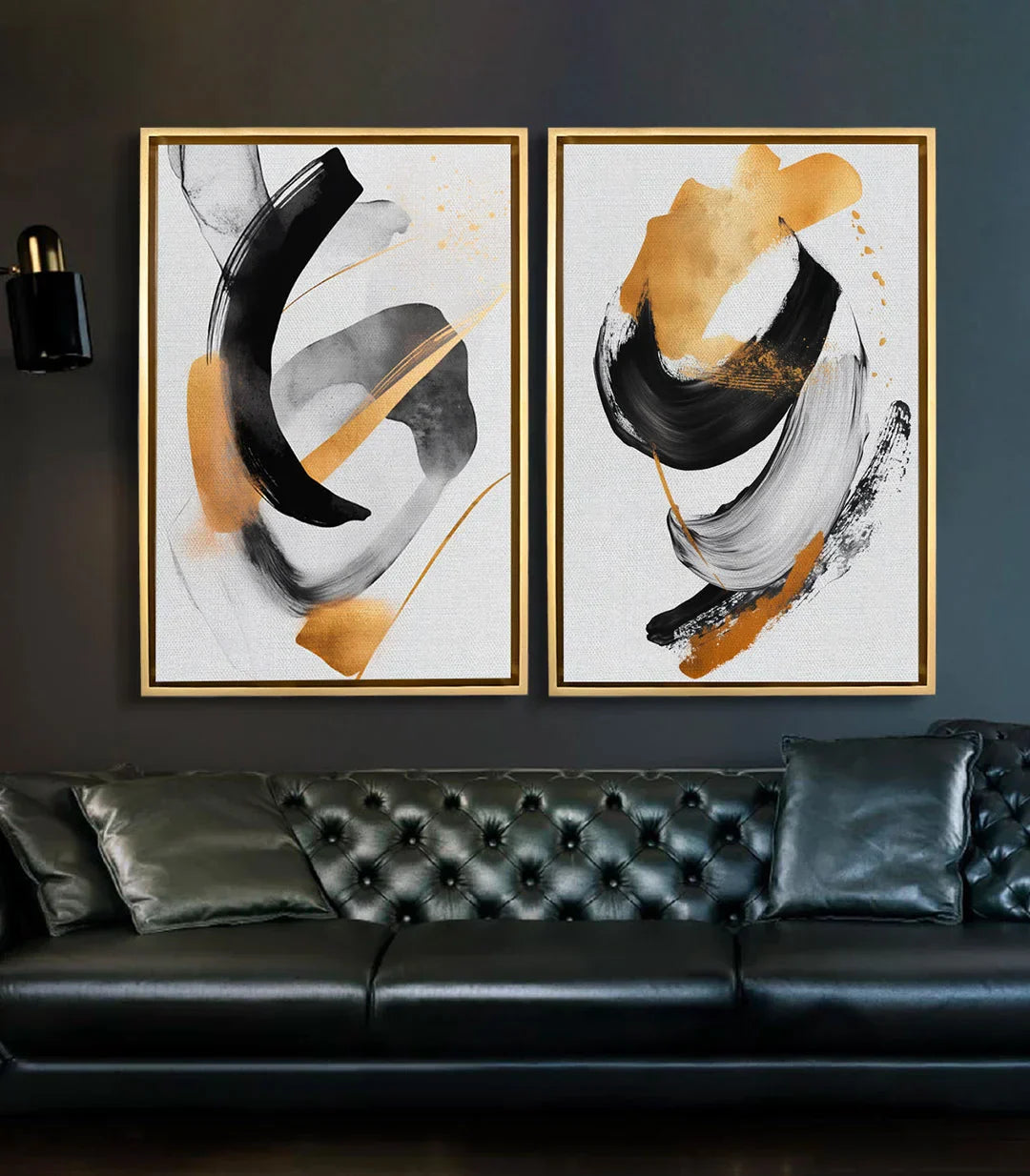 Ambientación salón moderno — díptico abstracto negro y dorado sobre sofá de cuero, Massinart
