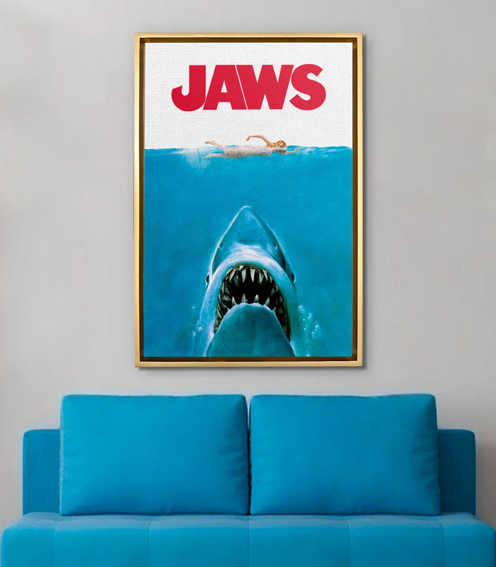 Ambientación salón moderno con cuadro Jaws de Massinart sobre sofá