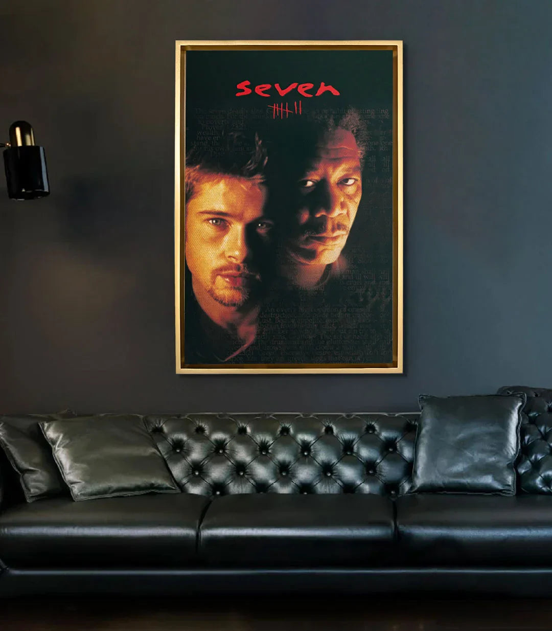 Cuadro Seven en salón moderno — lienzo decorativo colgado sobre un sofá negro