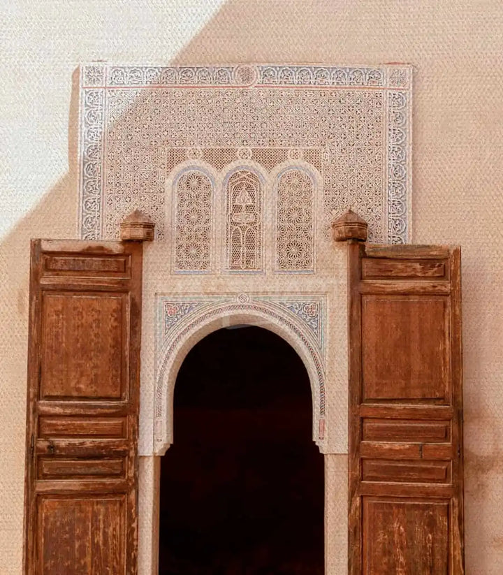 Cuadro puerta marroquí con claroscuro, ambiente oriental en salón, Massinart
